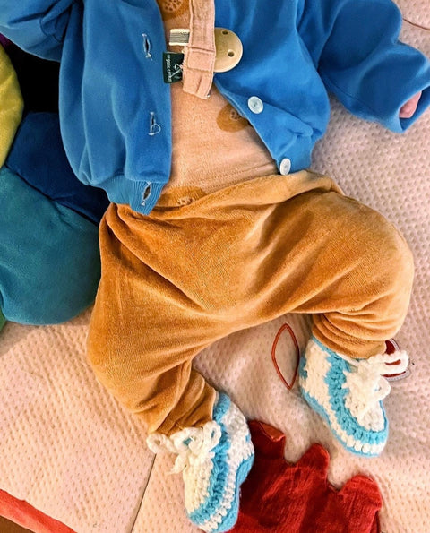 HOPPI crochet baby shoes worn by a baby