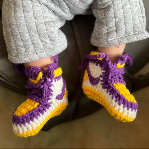 HOPPI crochet baby shoes worn by a baby
