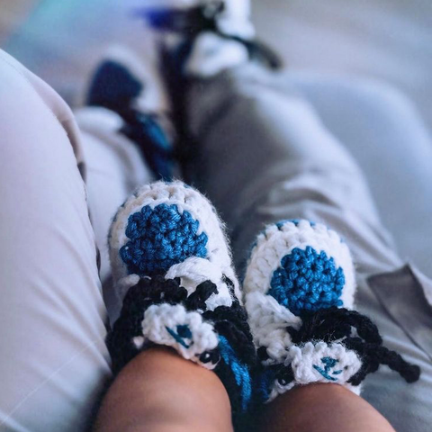 HOPPI crochet baby shoes worn by a baby