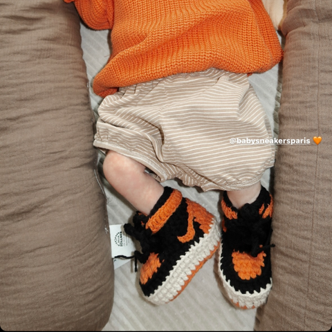 HOPPI crochet baby shoes worn by a baby