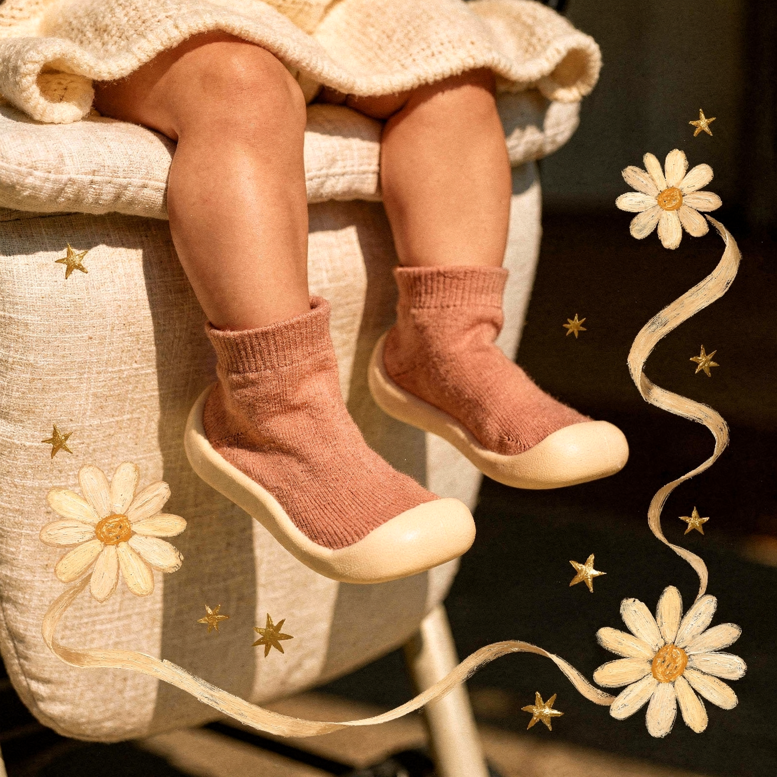 Tiny HOPPI feet swinging from a stroller